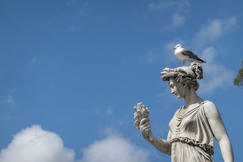 Estatua de ángel bajo el cielo azul durante el día