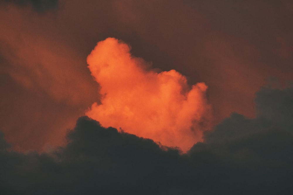 orange und schwarze Wolken tagsüber