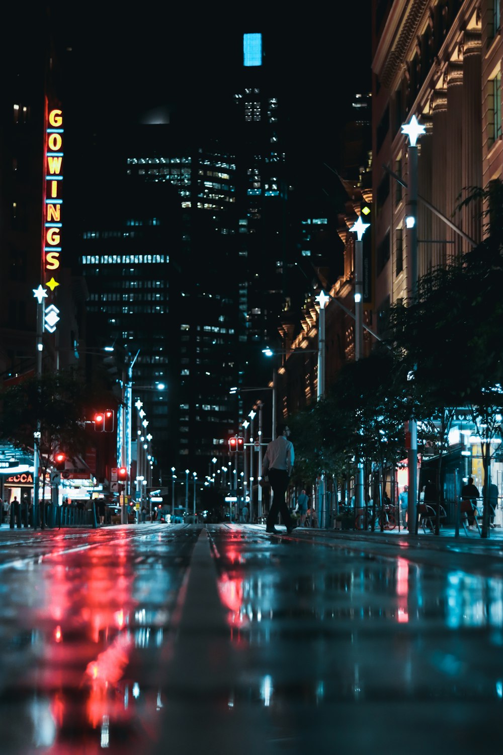 Coches en la carretera entre edificios de gran altura durante la noche