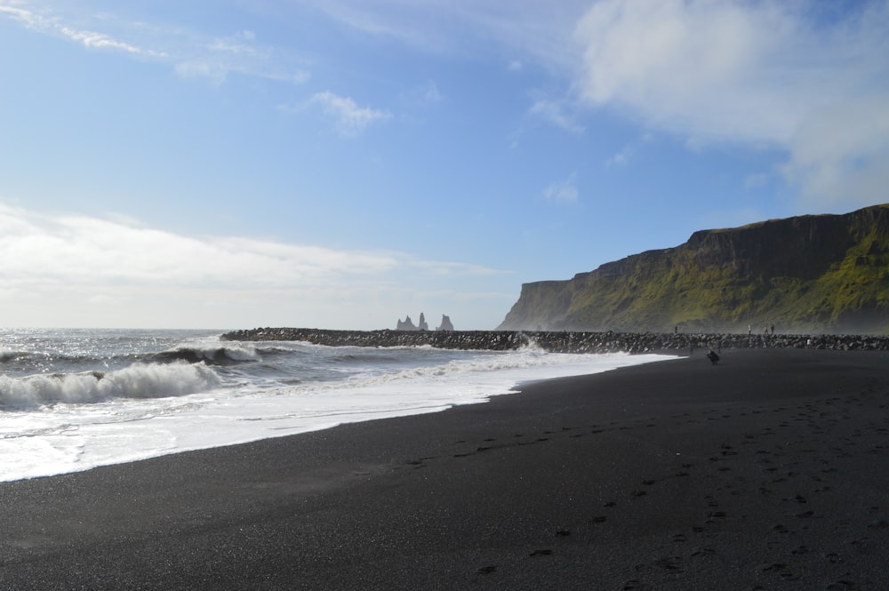 sea waves crashing on shore during daytime