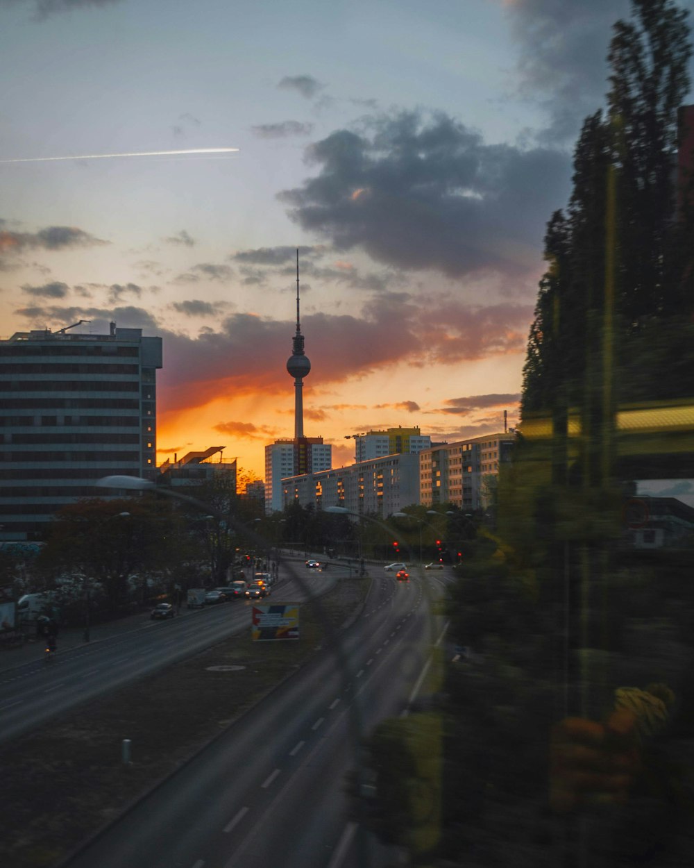 Autos tagsüber auf der Straße in der Nähe von Hochhäusern