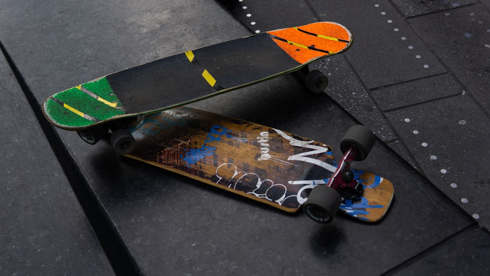 skateboard giallo e nero su pavimento di cemento grigio