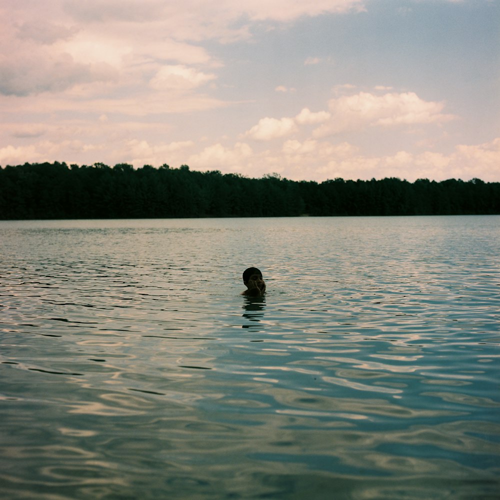 persona in acqua durante il giorno