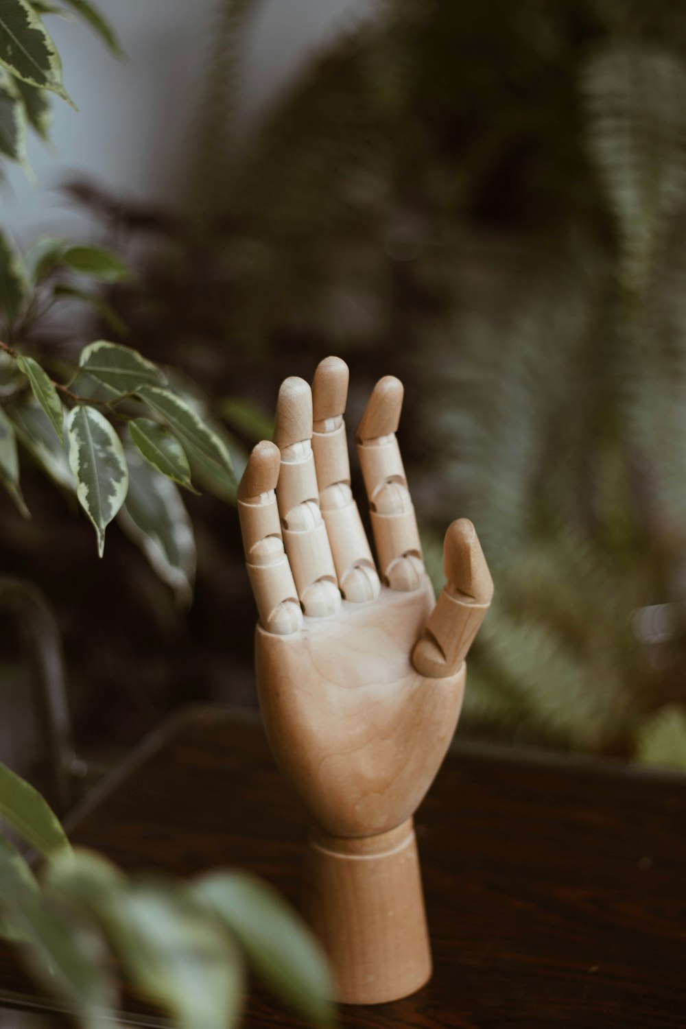 figurita de mano humana de madera marrón