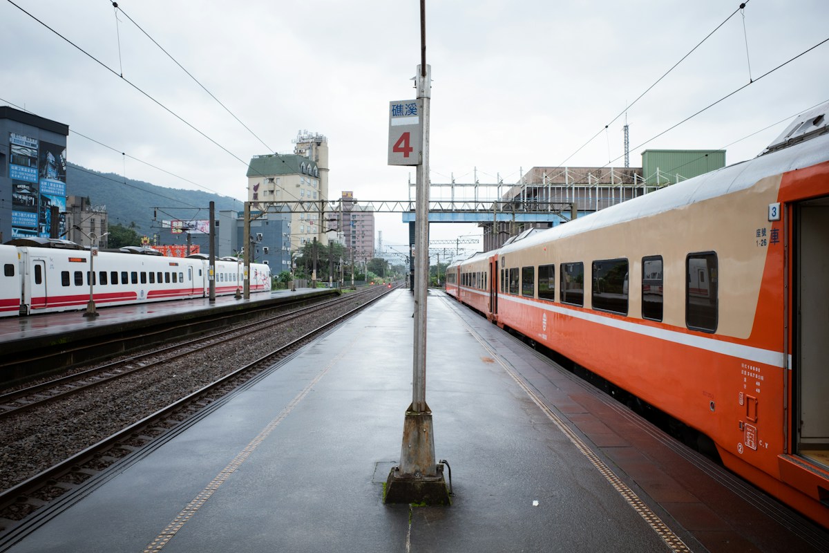 礁溪車站月台與停靠的台鐵列車