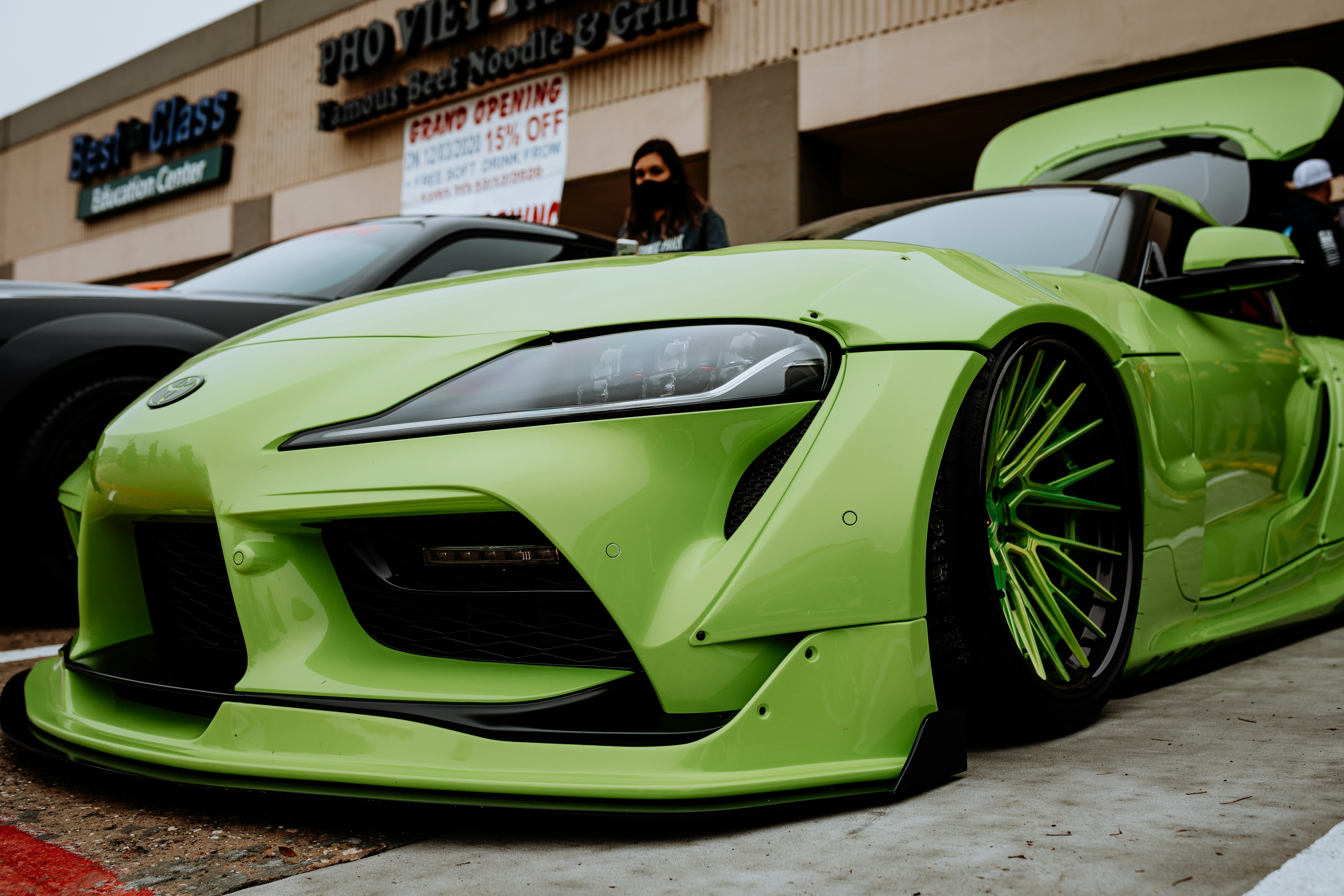 Coche deportivo Ferrari verde aparcado en la calle durante el día