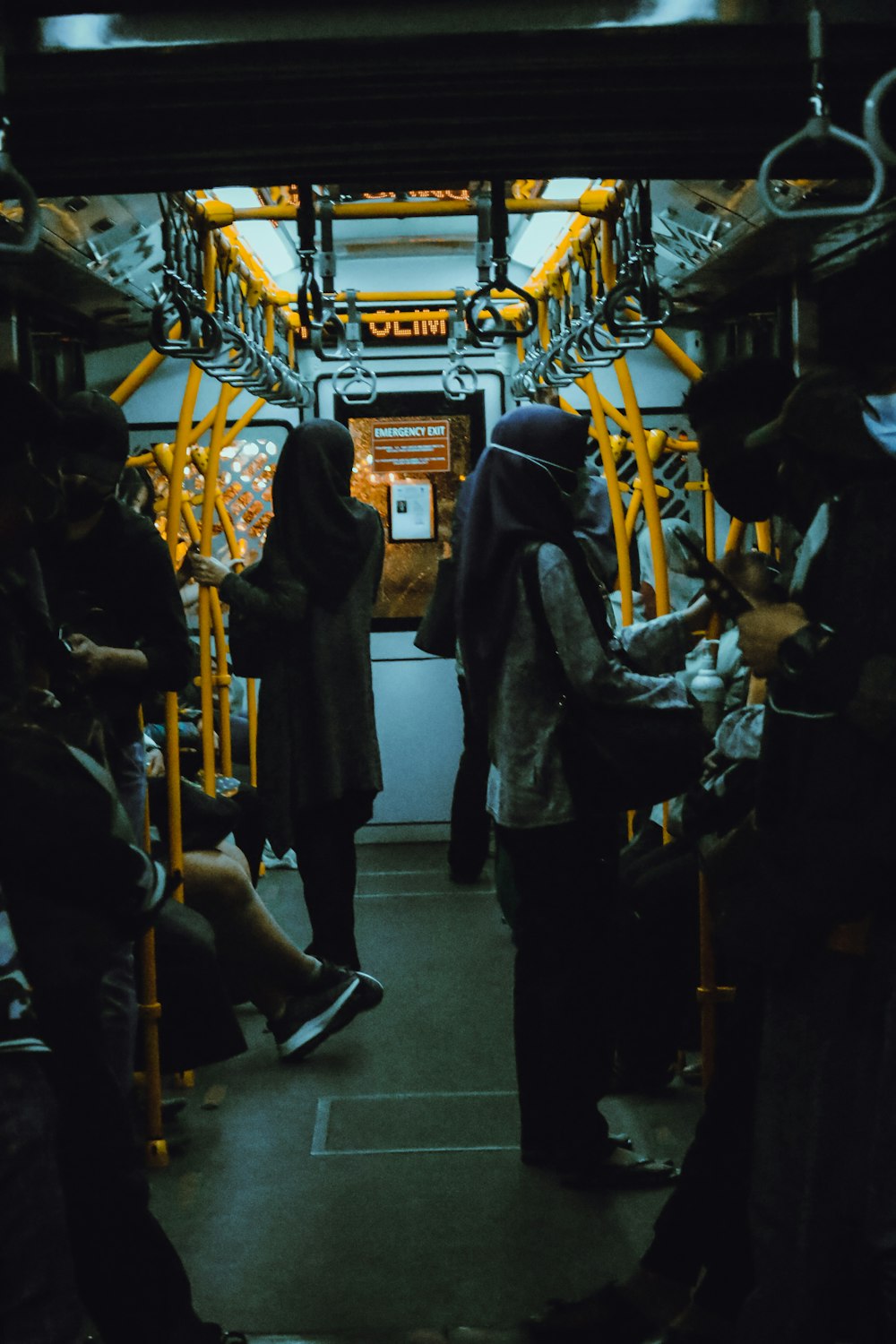 Gente caminando en la estación de tren