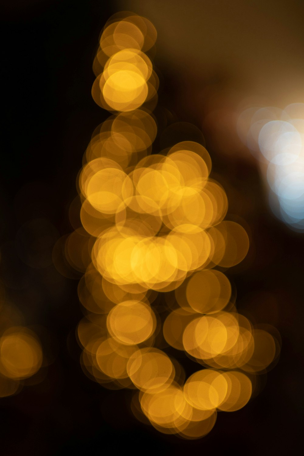 yellow and white bokeh lights