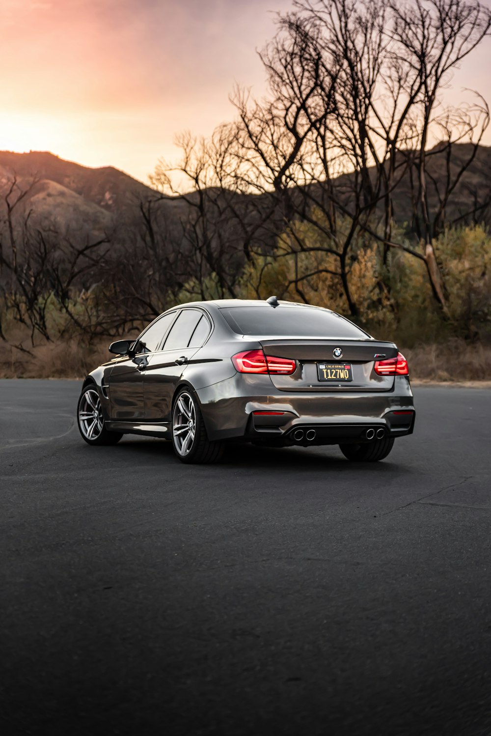 BMW M 3 gris en carretera durante el día