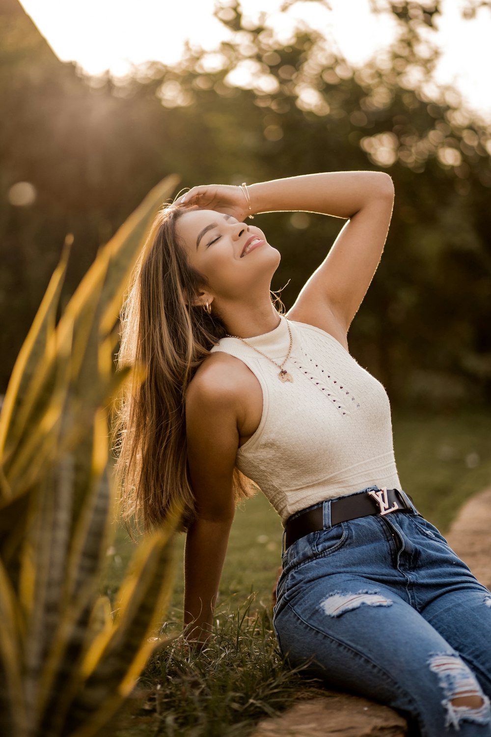 femme en débardeur blanc et short en jean bleu