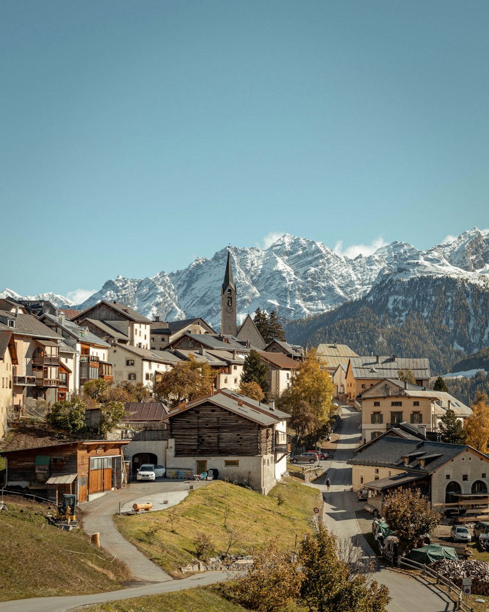 Braune und weiße Häuser in der Nähe von Bergen tagsüber