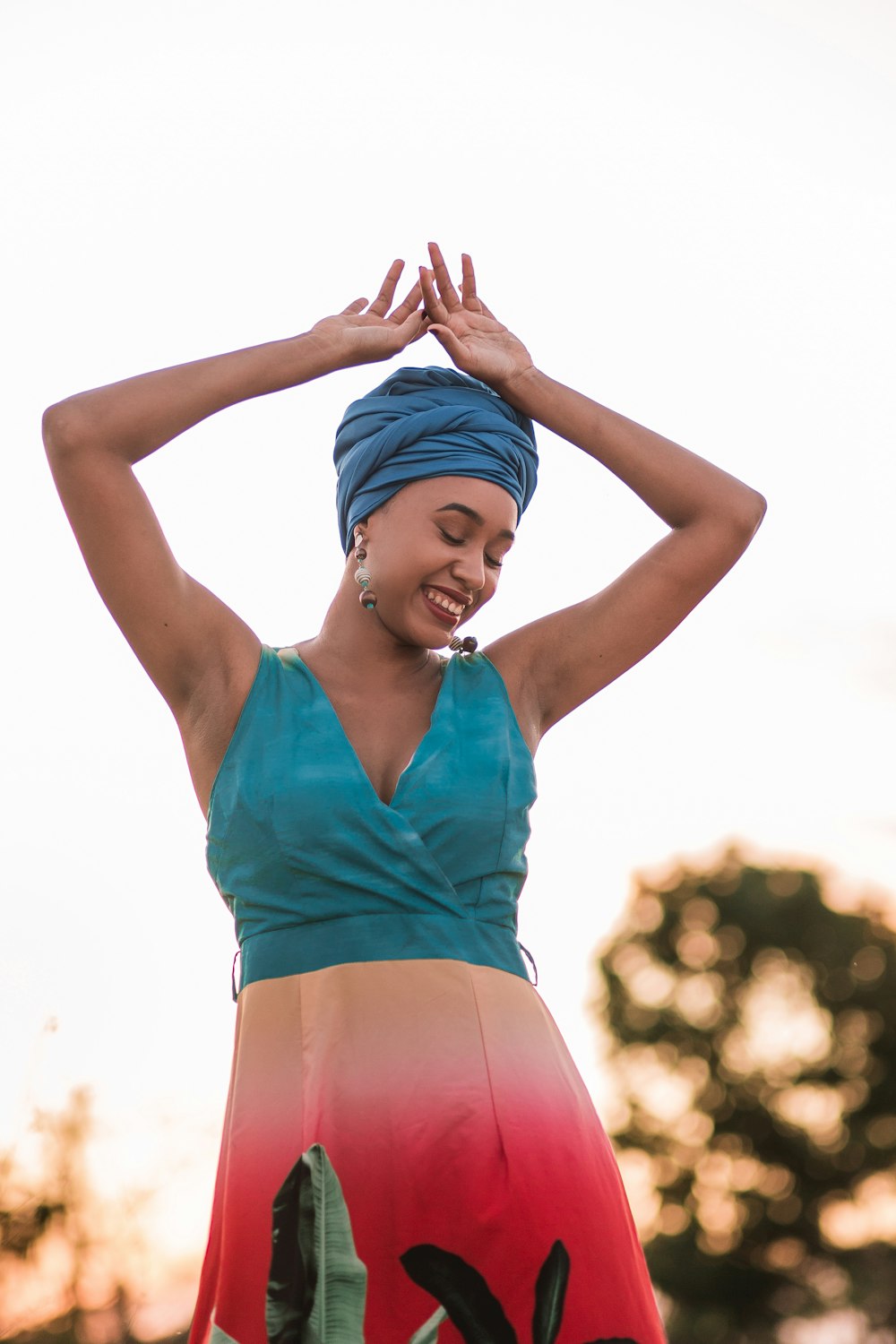 Mujer con gorra azul y vestido rojo sin mangas