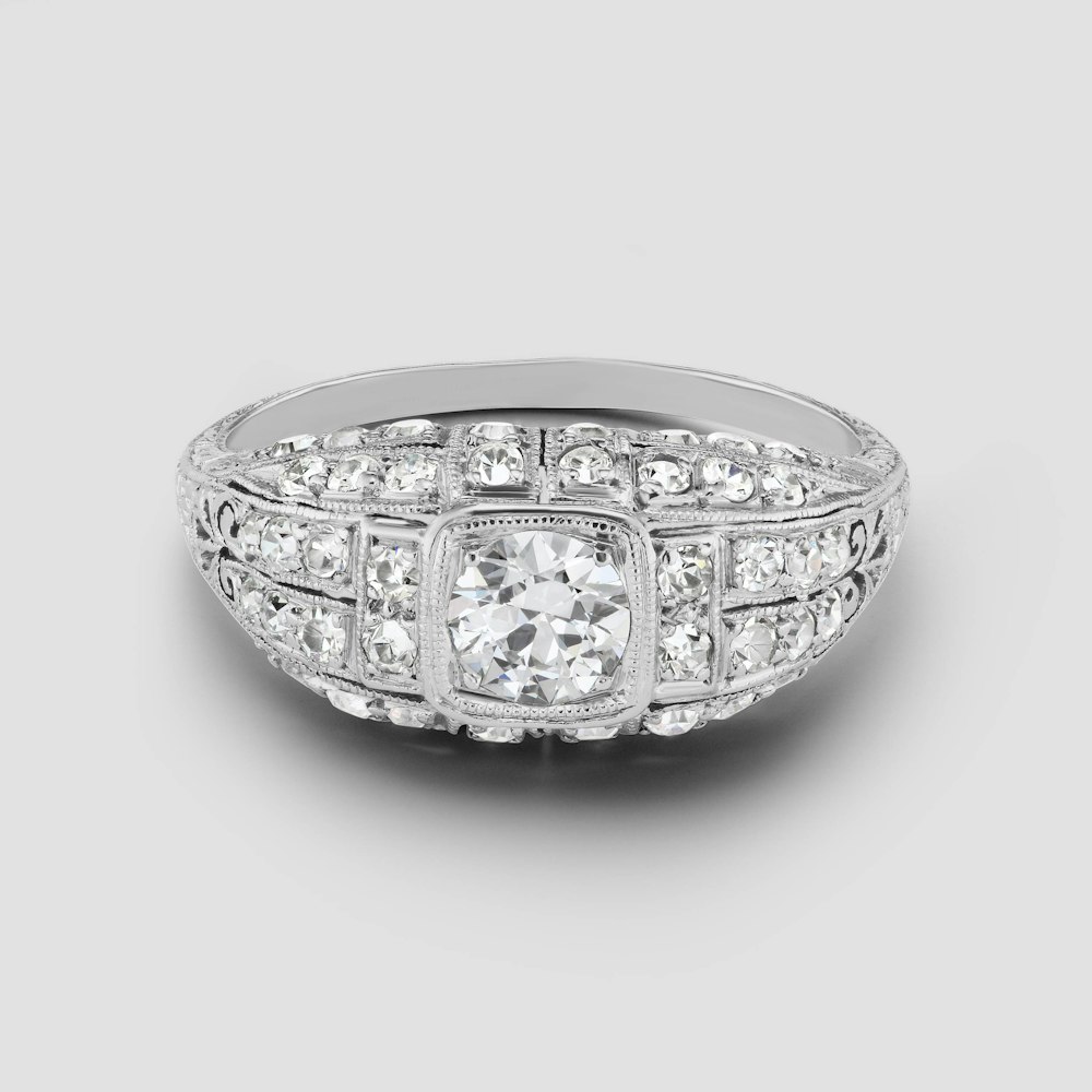anello in argento tempestato di diamanti su sfondo bianco