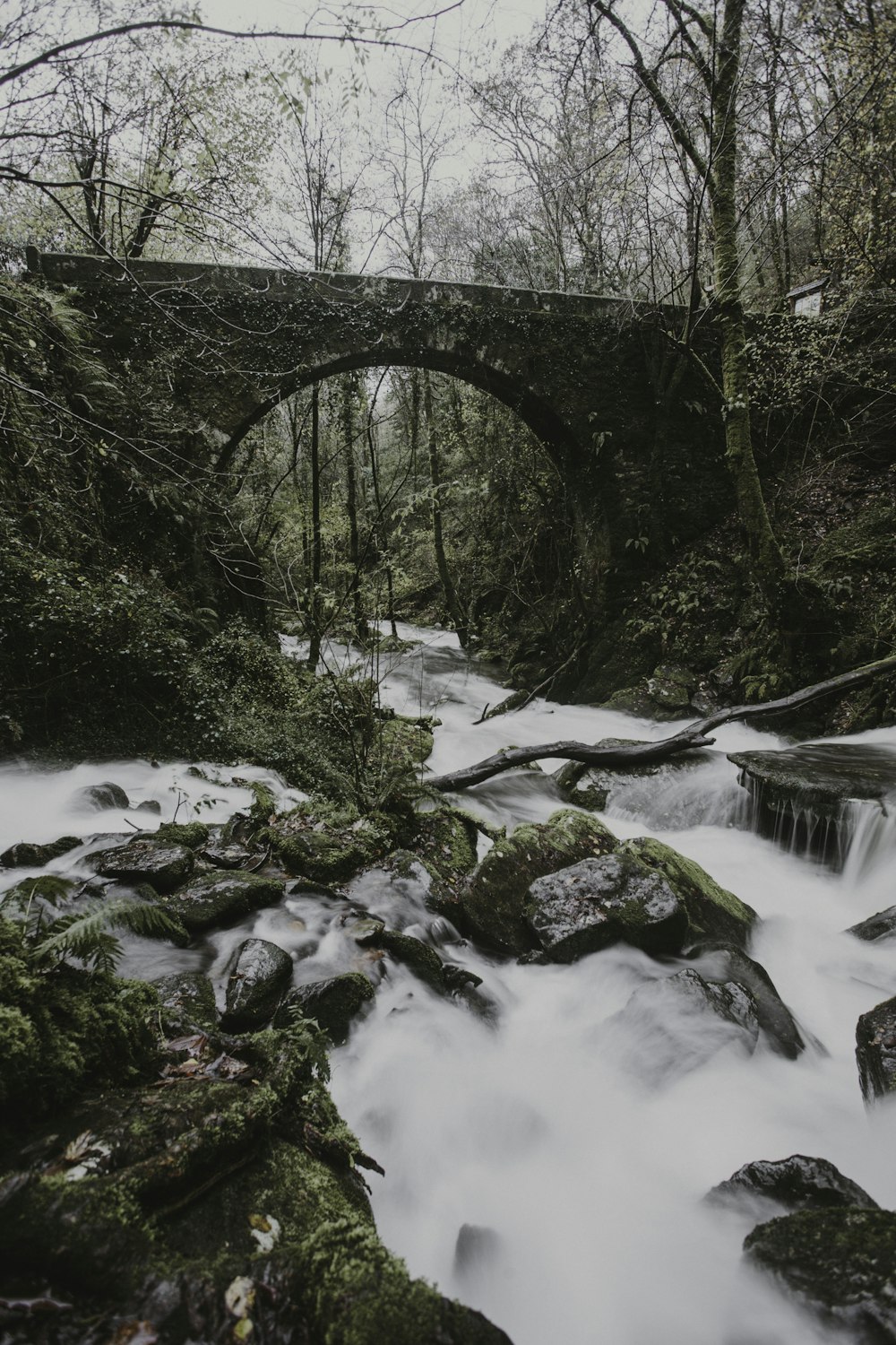 Graue Betonbrücke über den Fluss