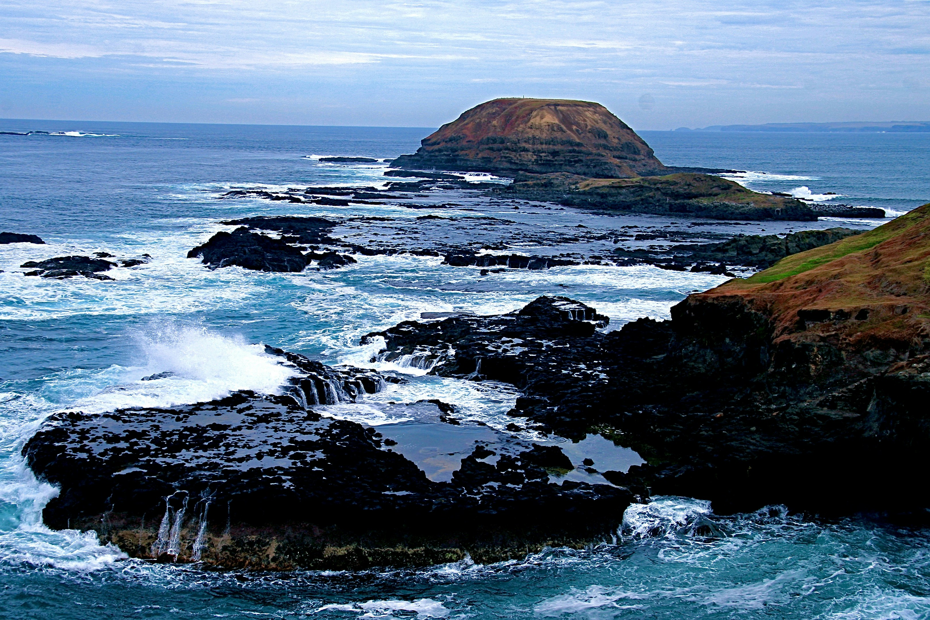 Formación de rocas marrones en el mar durante el día