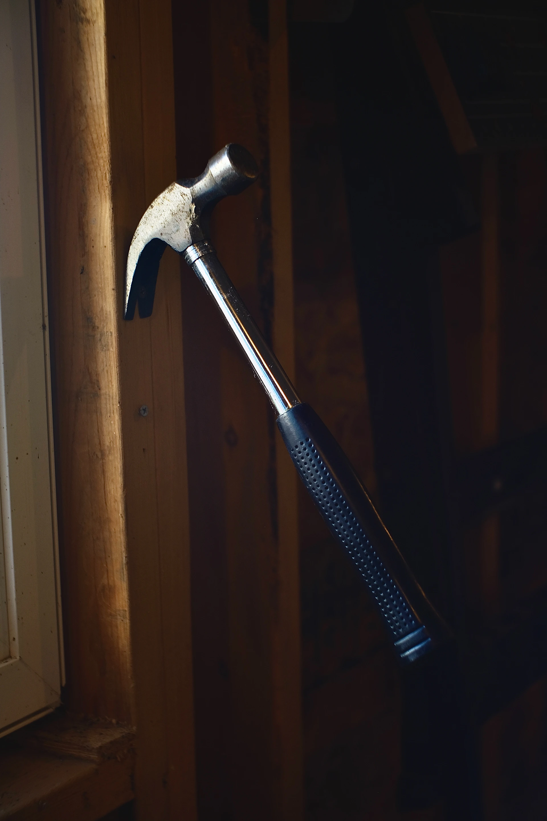 black and silver claw hammer