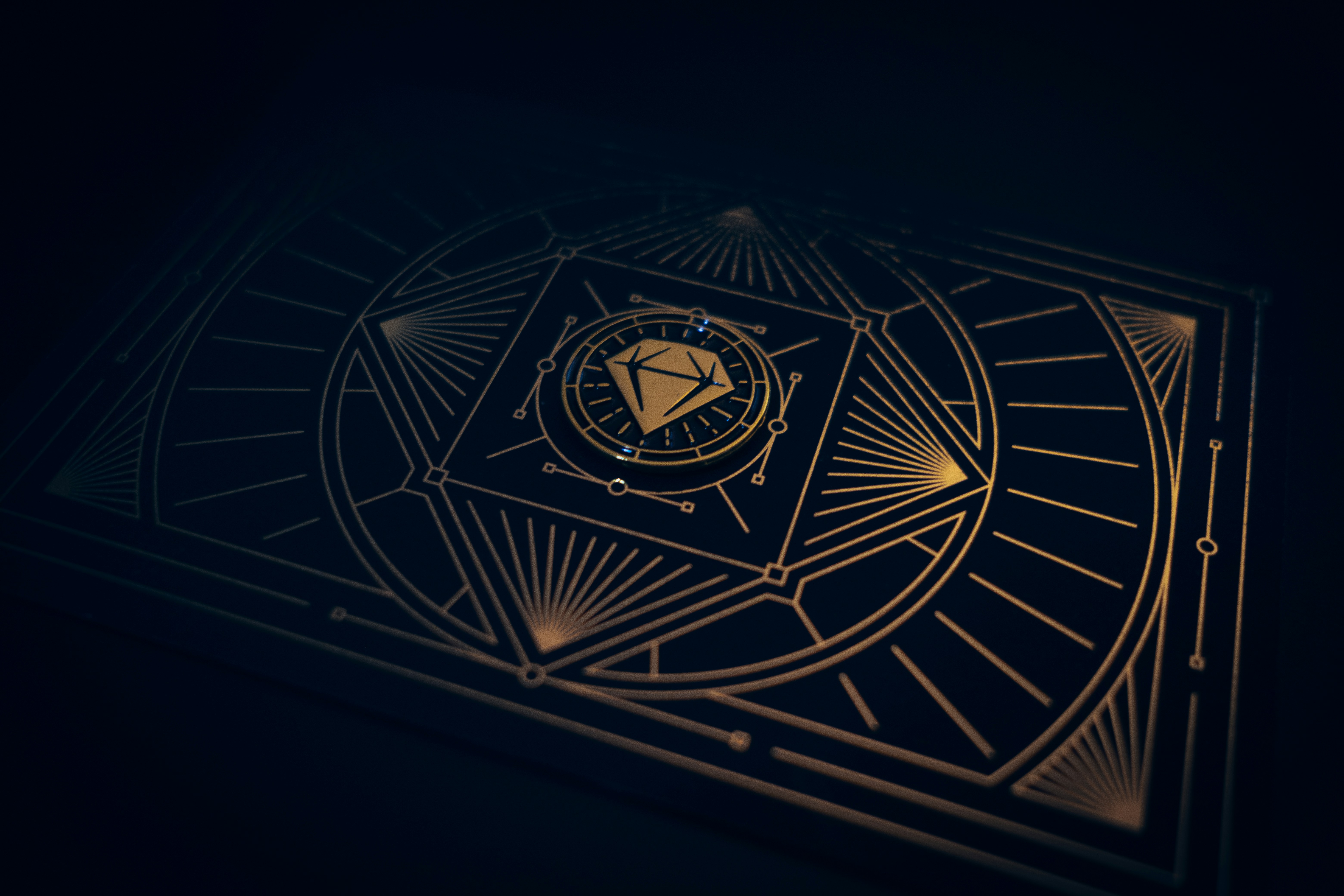 Logo bleu et blanc sur surface noire