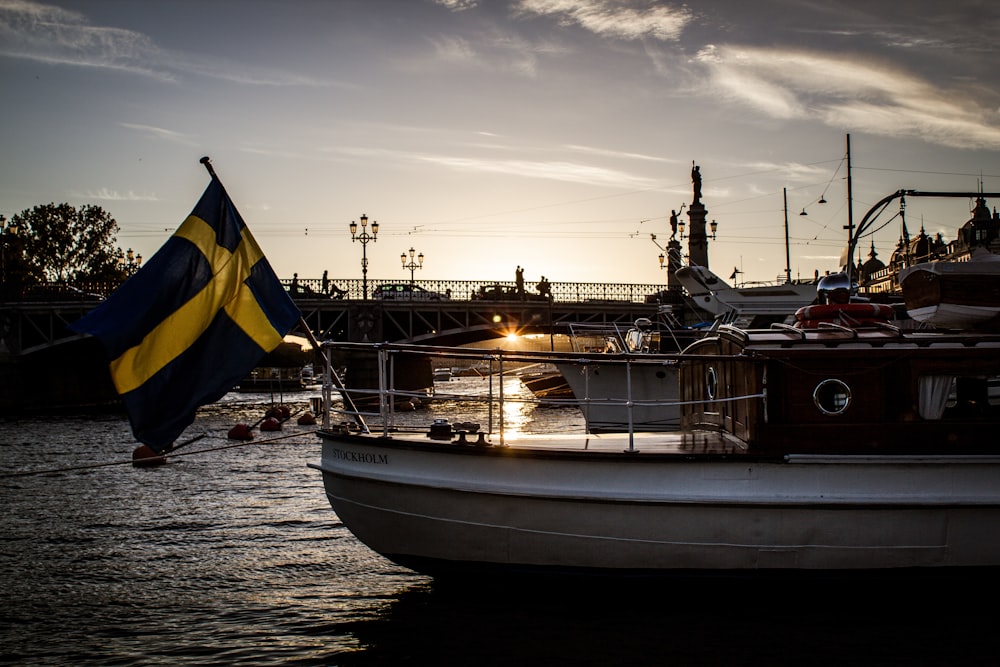 weißes und blaues Boot tagsüber auf See