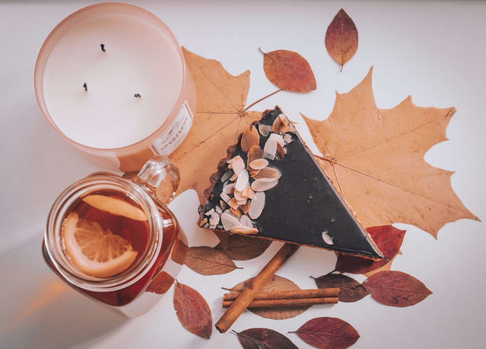 Tasse en céramique blanche et marron avec café