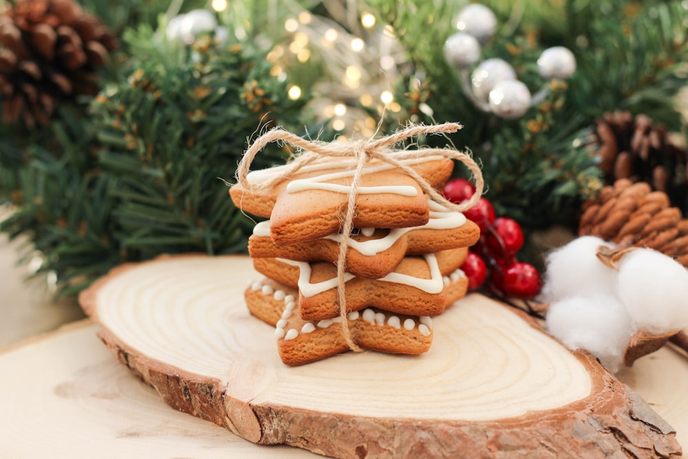 Decorazione a forma di cuore in legno marrone su tavolo rotondo in legno marrone