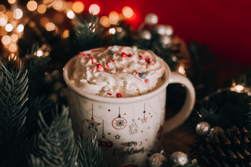 Mug en céramique floral blanc et rouge avec liquide blanc et rouge