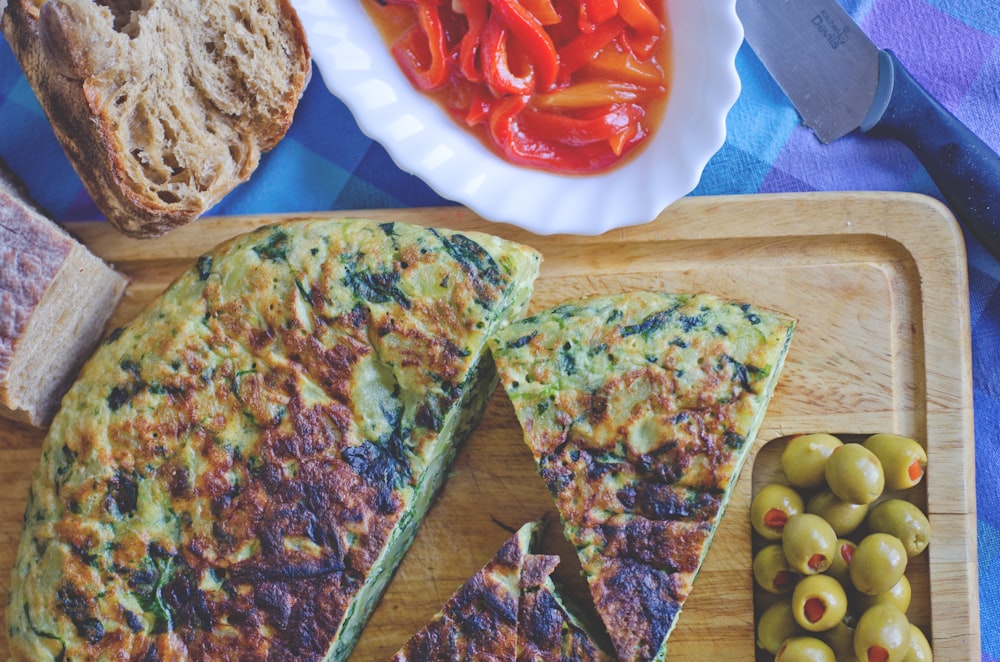 Pizza en rodajas con salsa roja en plato de cerámica blanca