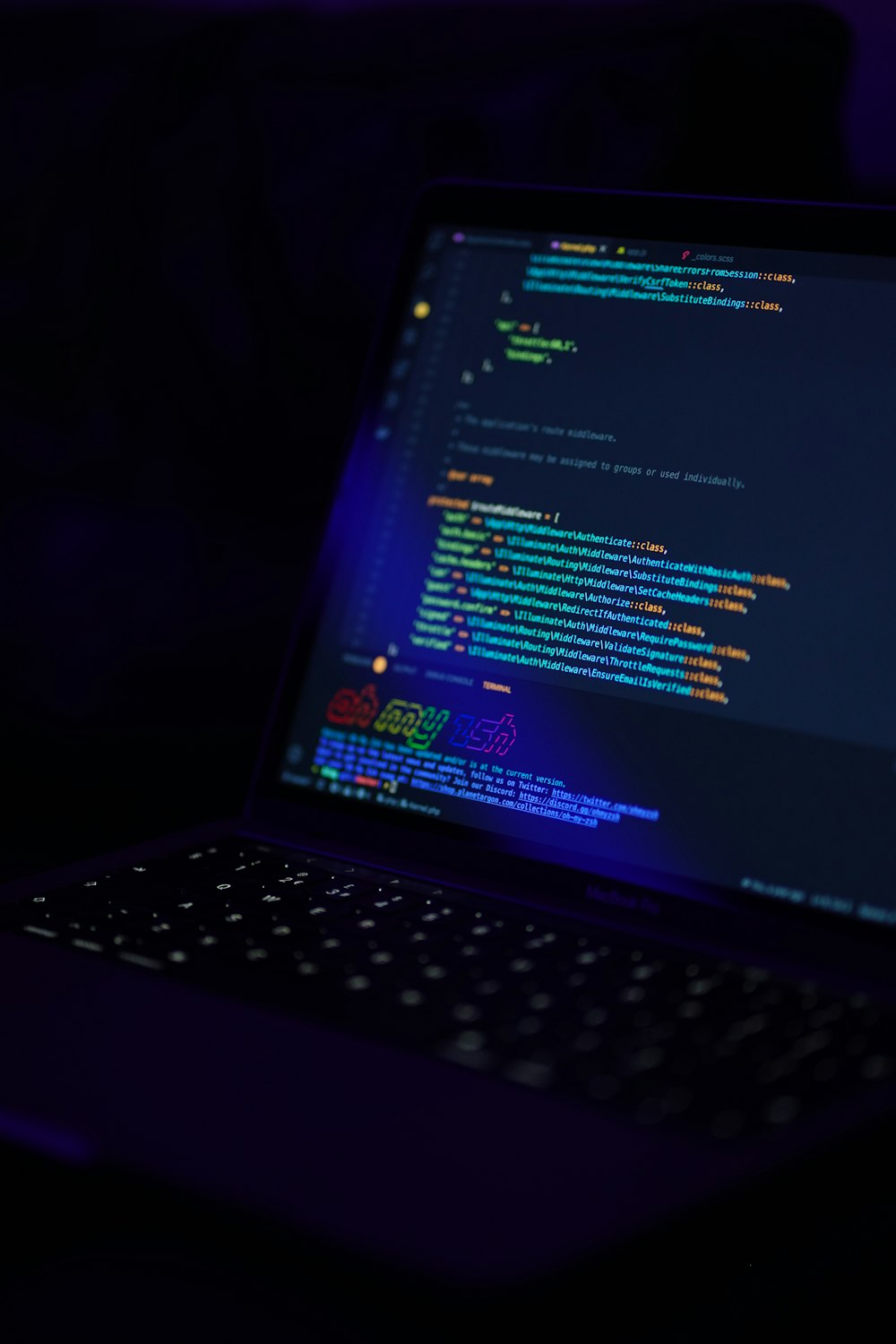 computador portátil preto ligado exibindo tela azul