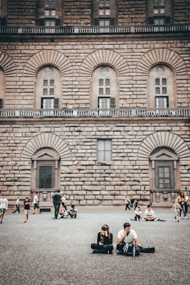 Photo 1607877753187 A8656e92cb24?q=85&w=275&h=400&fit=crop