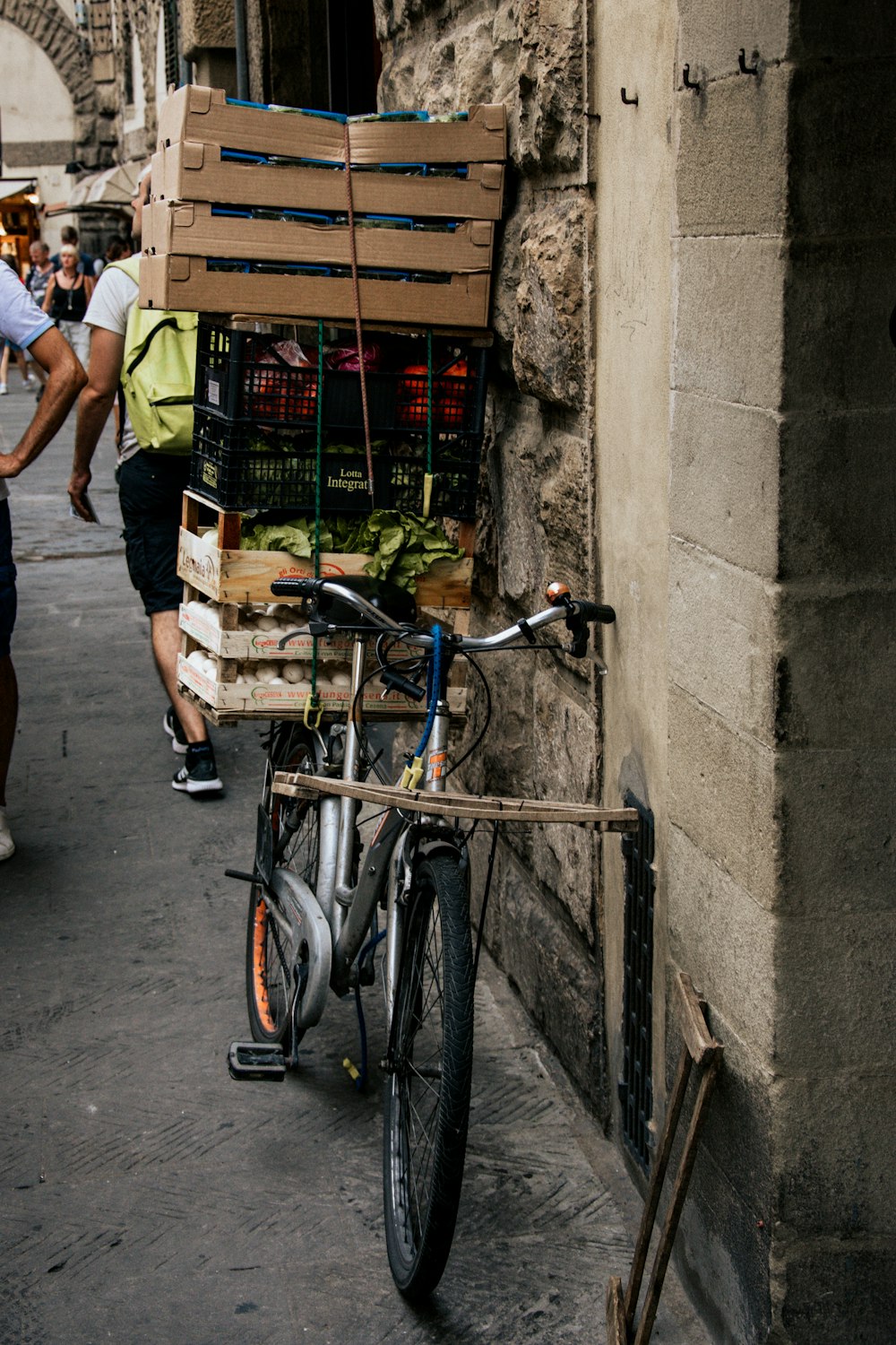 black and gray commuter bike