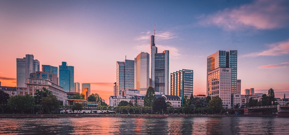 Skyline der Stadt bei Nacht