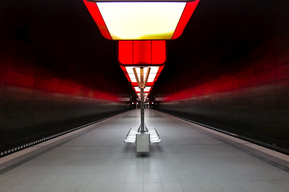 흰색과 빨간색 천장이있는 빨간색과 노란색 터널