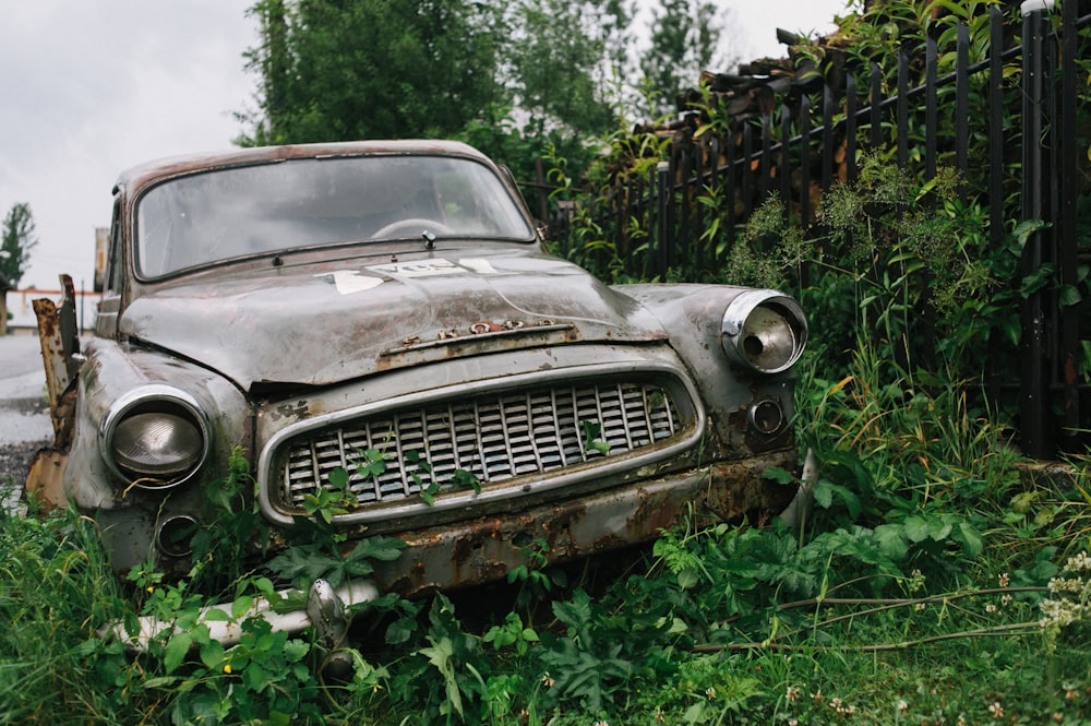 Auto marrone d'epoca sul campo di erba verde durante il giorno