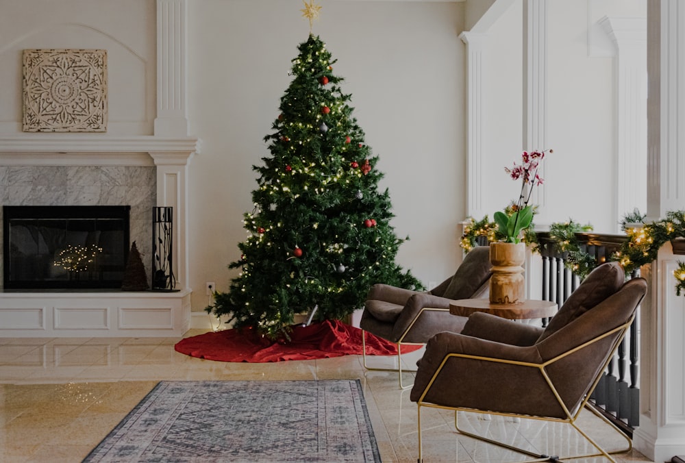 Grüner Weihnachtsbaum mit Kugeln und Lichterketten