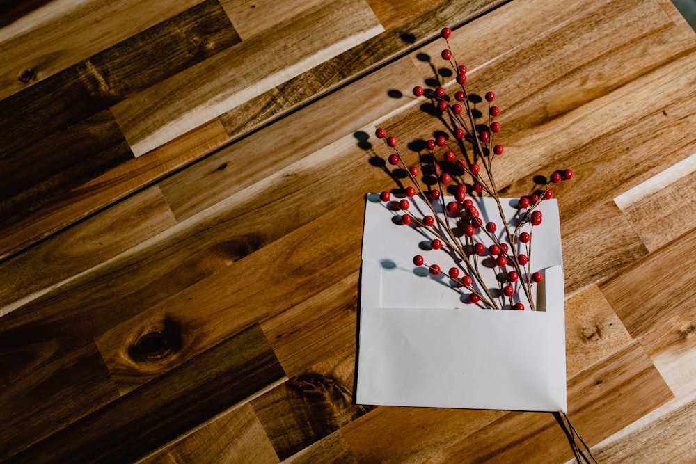 papel de impresora blanco sobre suelo de parquet de madera marrón