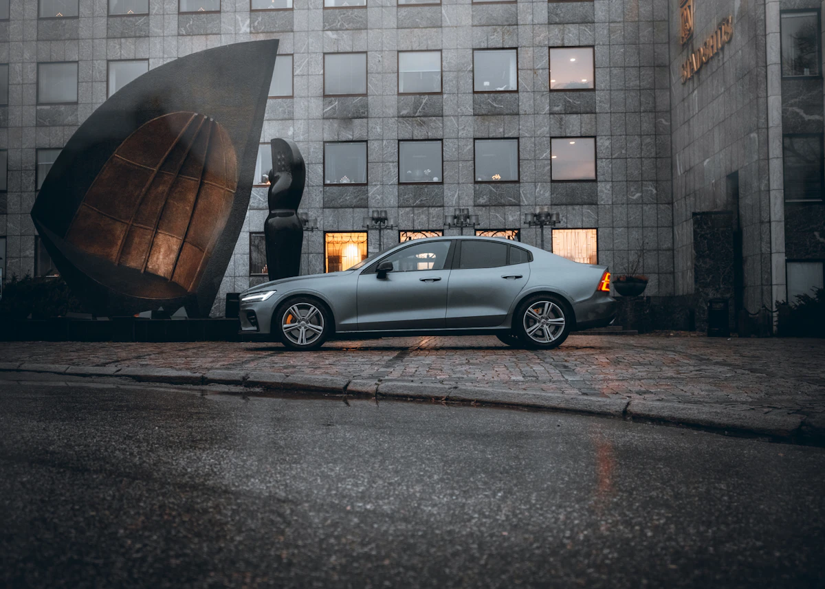 Srebrne Volvo sedan zaparkowane przy budynku