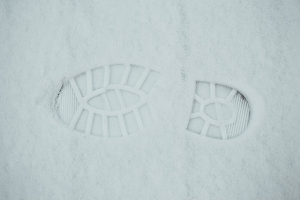 white round plastic cover on white textile