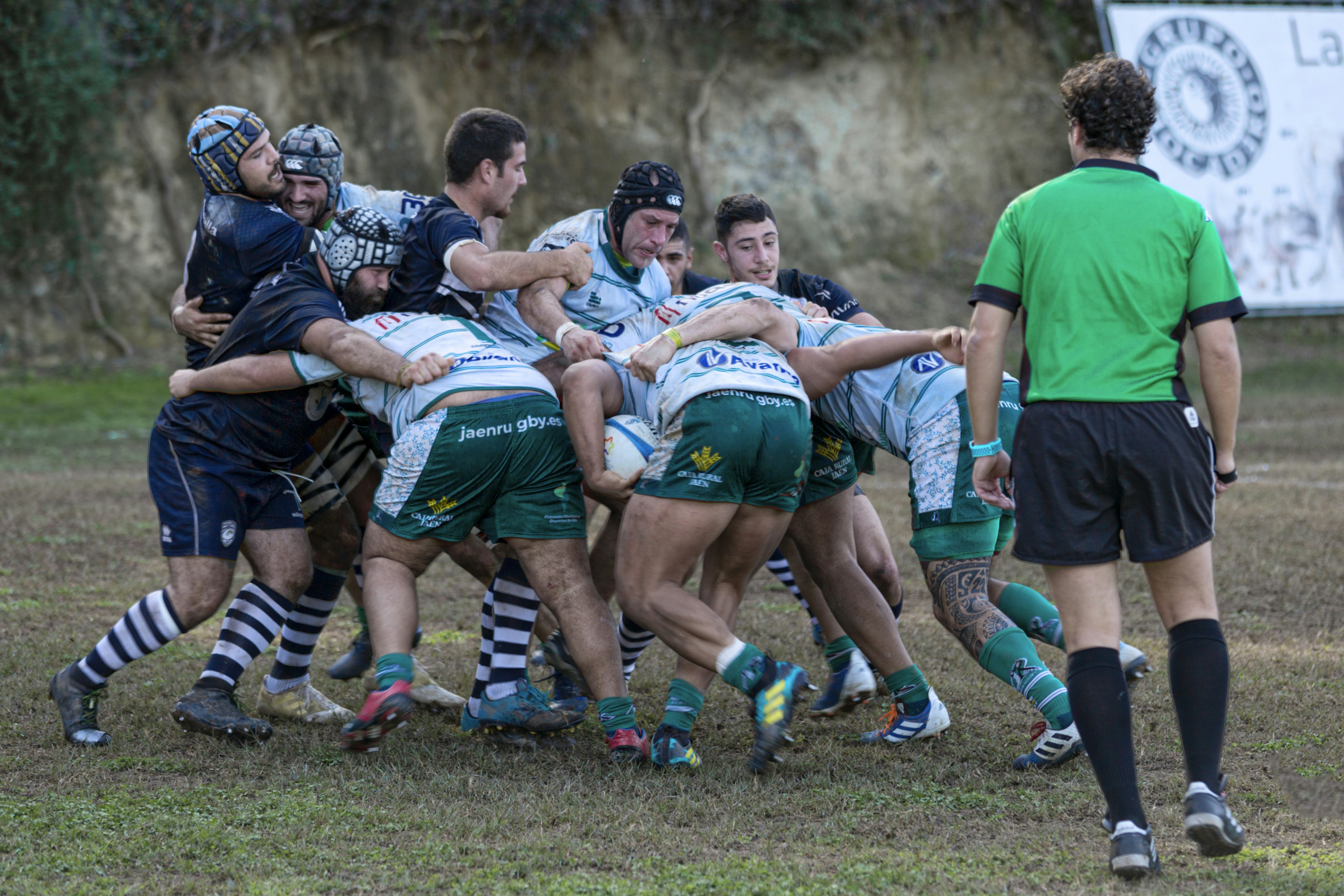 Luchando por conseguir el ensayo. Un momento del partido jugado hoy, 13-12-2020 en el Bahia's Park de Marbella entre los equipos Marbella Rugby Club y el Jaén Rugby.