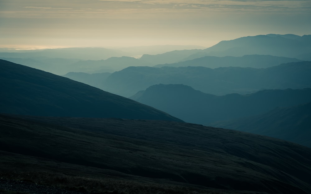 una vista di una catena montuosa al tramonto