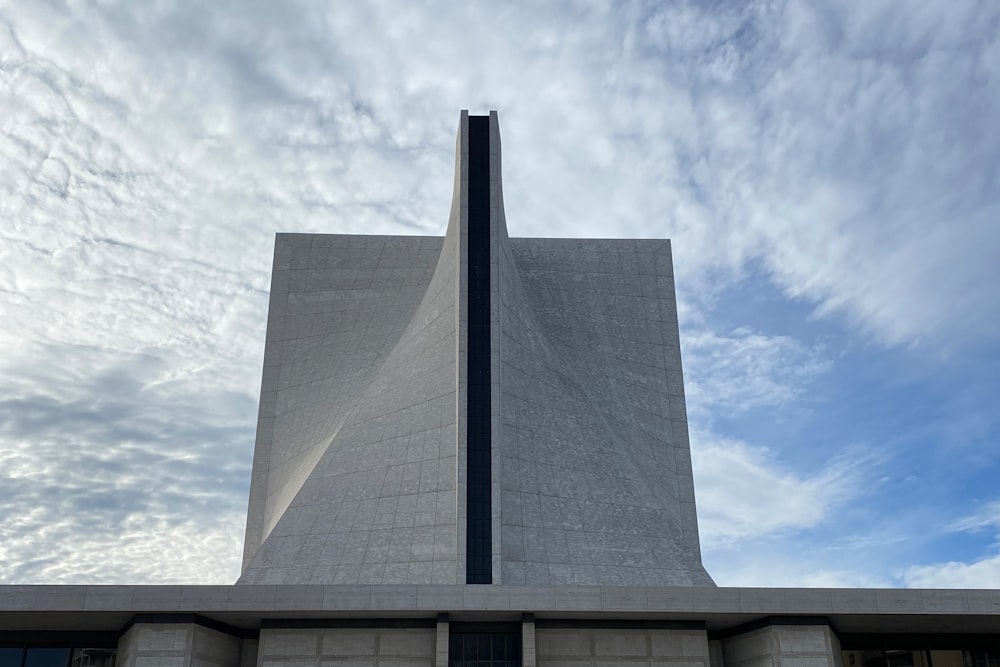 Bâtiment en béton gris sous le ciel bleu pendant la journée