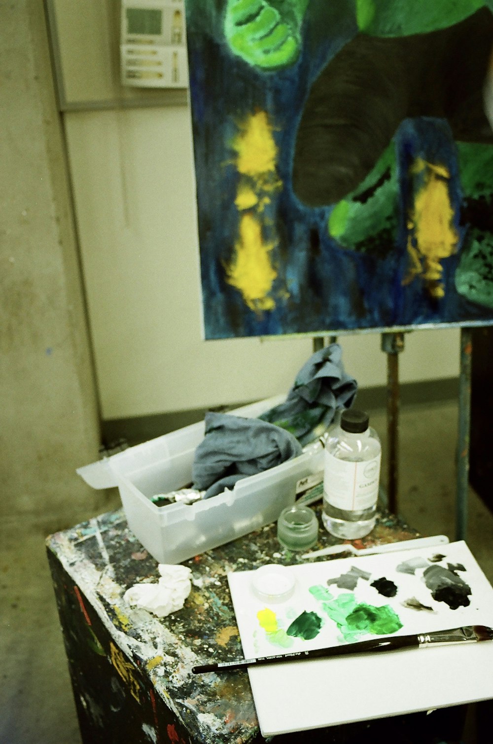 Peinture abstraite bleu, jaune et vert