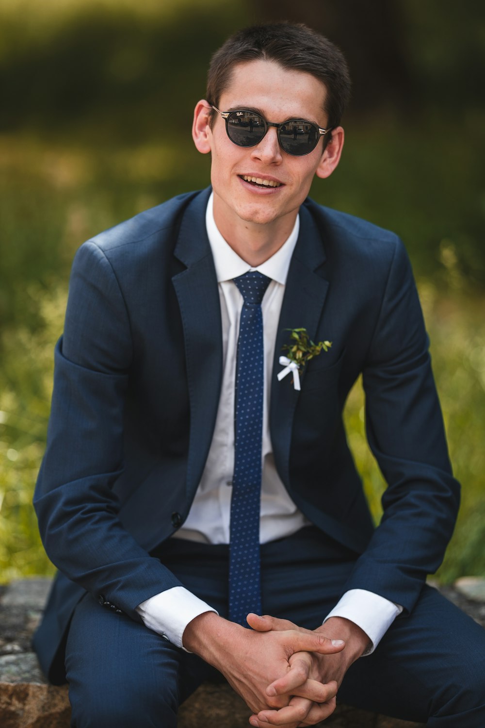 hombre con chaqueta de traje negro con gafas de sol negras