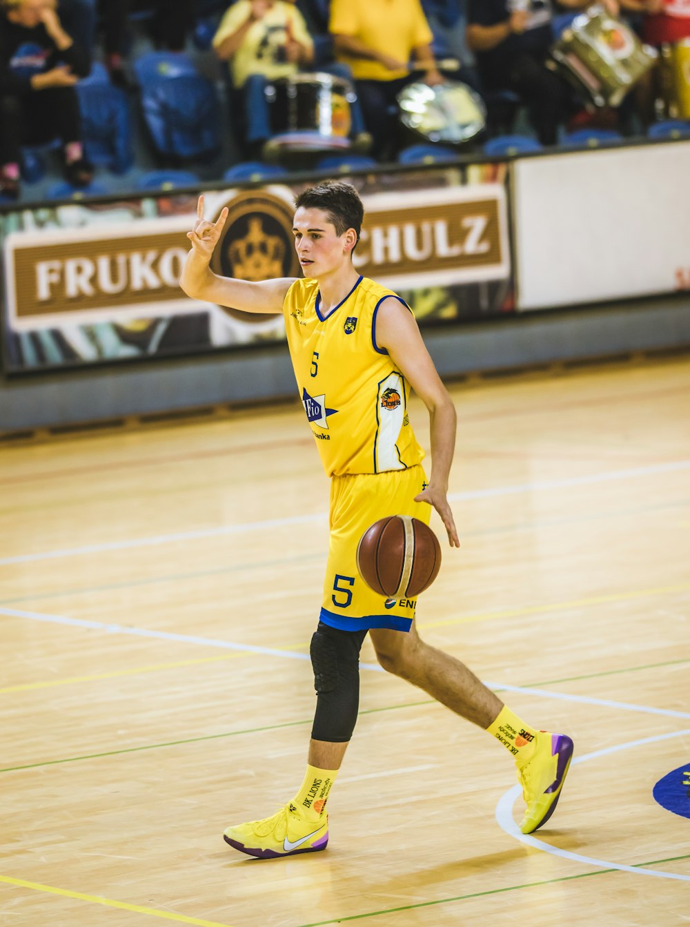 Man in yellow jersey shirt playing basketball photo – Free Česká republika  Image on Unsplash