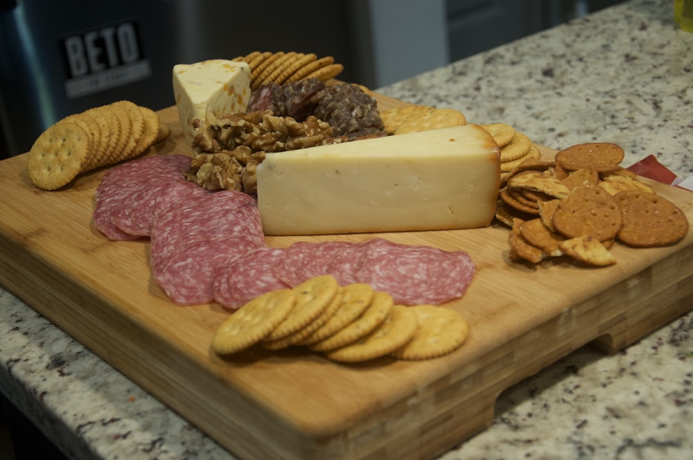 pan integral en bandeja de madera marrón