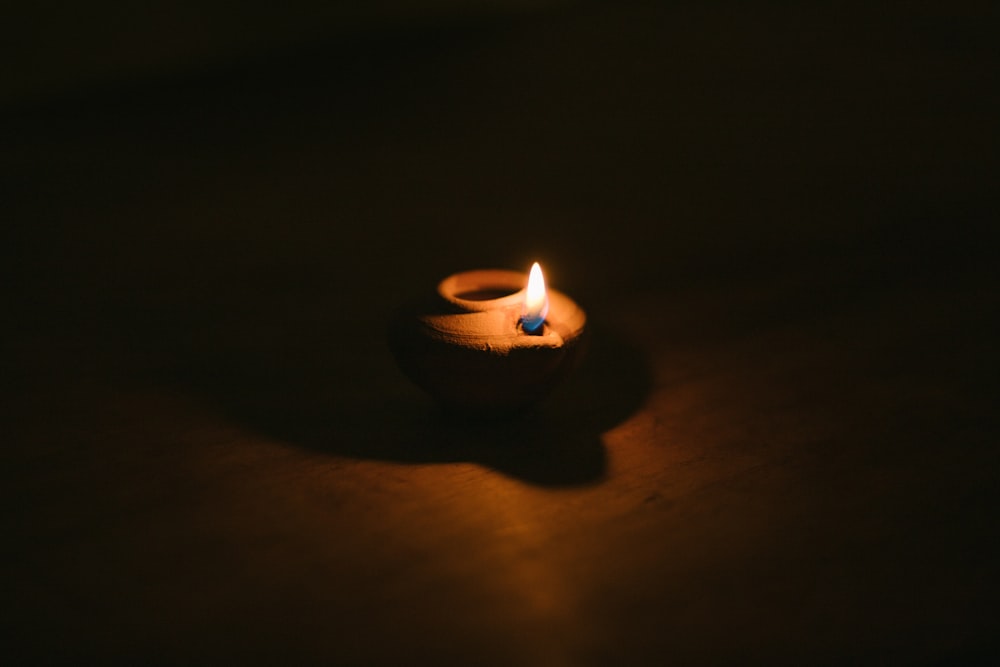 Brennende Kerze im dunklen Raum