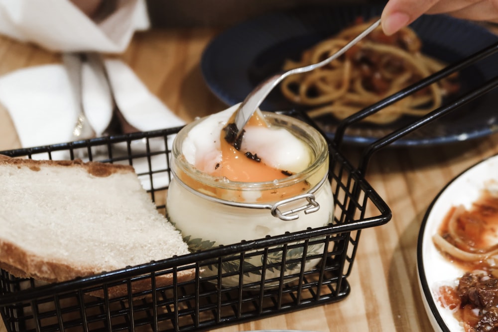 Pot en verre transparent avec poudre blanche