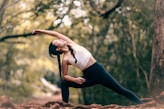 femme dans mouvement de stretching