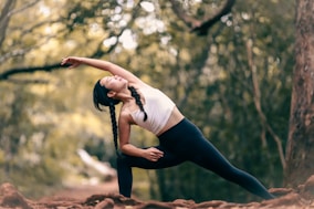 femme dans mouvement de stretching