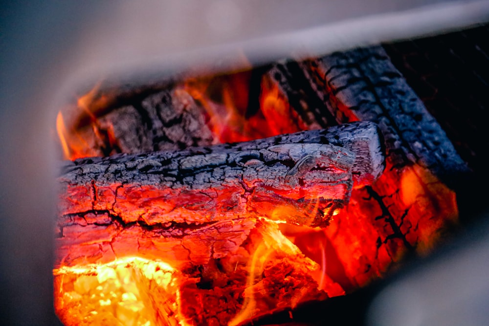 Brennen von Holz auf Feuerstelle