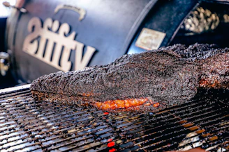 Grillmeister beim Smoken eines saftigen Steaks über loderndem Holzfeuer