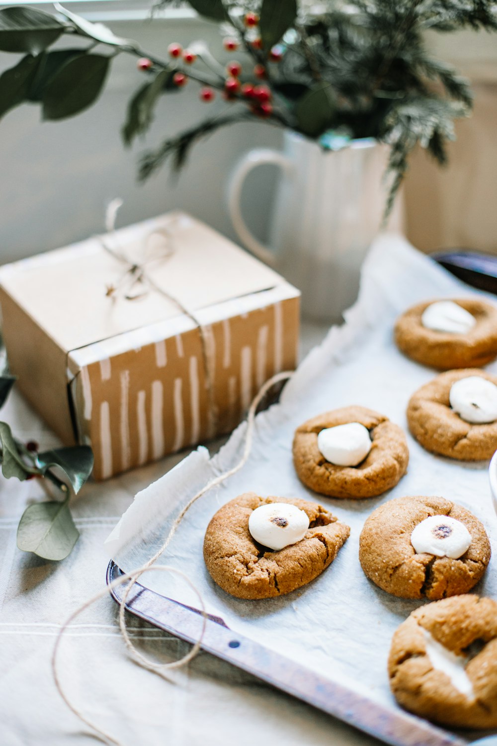 boîte marron et blanc avec des beignets blancs et bruns